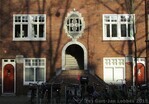 Begane grond voordeuren met portiek.
<br/>
Gert-Jan Lobbes, 2015